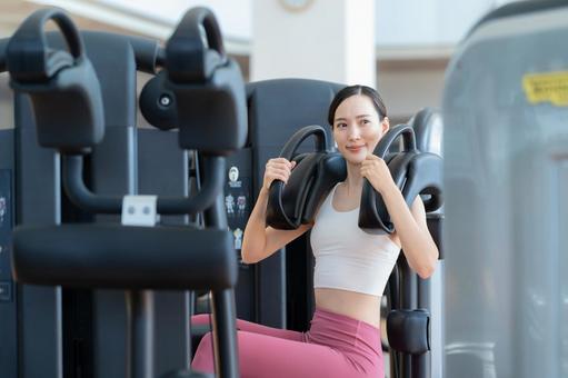 スポーツジムでトレーニングをする若い女性 スポーツジム,フィットネス,ダイエットの写真素材