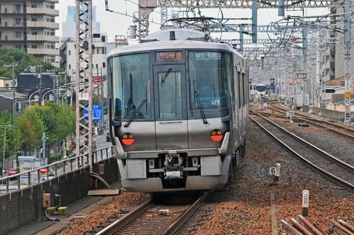 電車　２２３系　関空快速　大阪環状線 乗合,旅客,のりものの写真素材