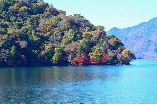 奥日光の紅葉（中禅寺湖、男体山） 紅葉,秋,風景の写真素材