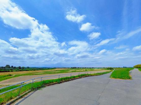 青空とサイクリングロード 青空とサイクリングロードの写真