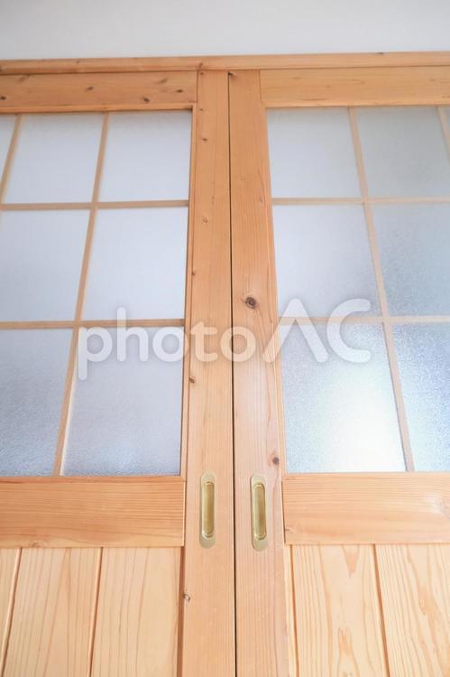 すりガラス　木製のふすま　ドア ふすま,ドア,すりガラスの写真素材