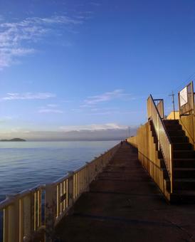 朝の遊歩道の写真