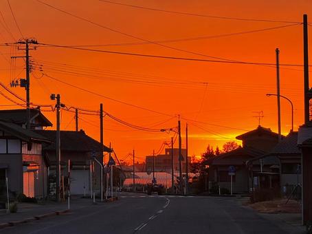 茜色の夕焼け 茜色の夕焼け 茜色,夕焼け,家並みの写真素材