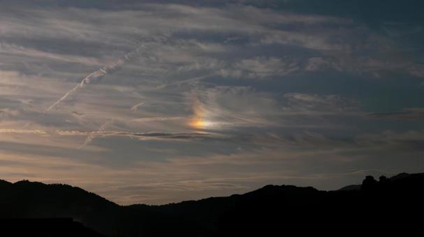 虹色に染まる夕空の彩雲 虹色に染まる夕空の彩雲の写真