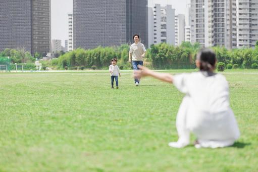 追いかけっこする親子 追いかけっこする親子の写真