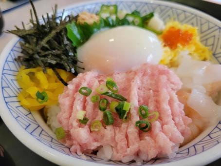 新鮮!海鮮丼 新鮮!海鮮丼 海鮮丼,ネギトロ,たまごの写真素材