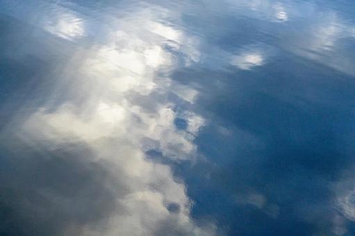 雲が映る静かな湖面の水面反射 北海道,湖,水面の写真素材