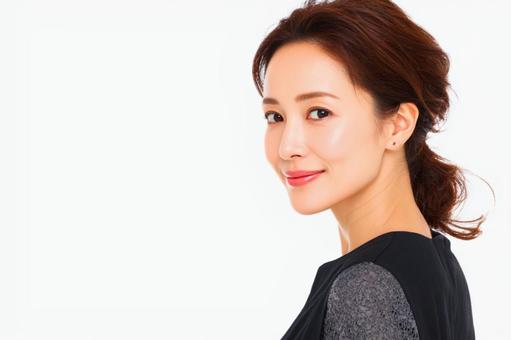 白背景で微笑む女性 白背景で微笑む女性の写真