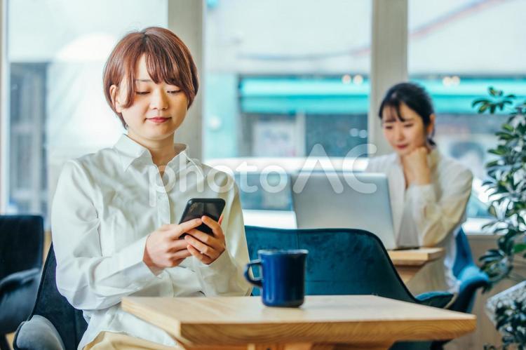 カフェでスマホを使うビジネスウーマン スマートフォン,スマホ,女性の写真素材