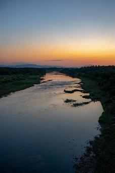 川面に映る夕焼け空 川,水面,夕焼けの写真素材