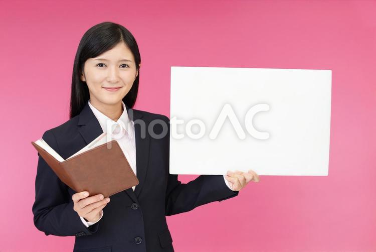 ホワイトボードを持つビジネスウーマン ビジネス,女性,仕事の写真素材