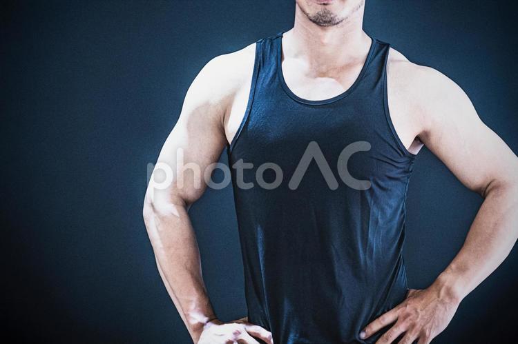 腕の筋肉を鍛える男性 筋肉,腕,マッチョの写真素材