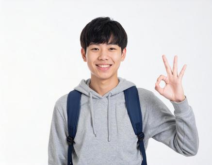 OK!のサインをする男性の写真