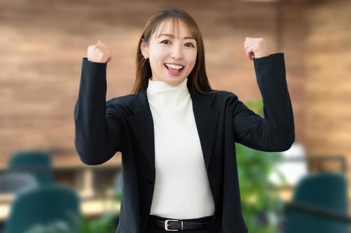 ガッツポーズをする女性・ビジネスウーマン 女性,ガッツポーズ,笑顔の写真素材