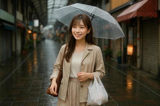 商店街を歩く女性の笑顔 商店街を歩く女性の笑顔の写真