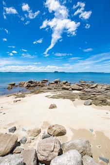 海岸沿いから眺める夏の海 海岸沿いから眺める夏の海 残暑,晴れ,空の写真素材