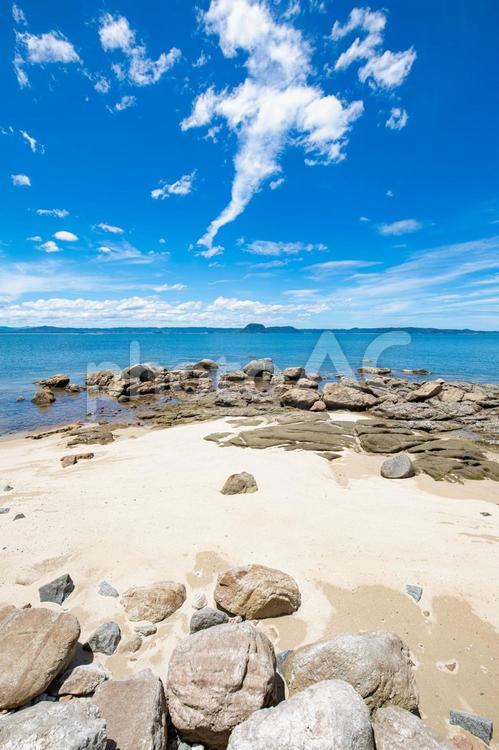 海岸沿いから眺める夏の海 残暑,晴れ,空の写真素材