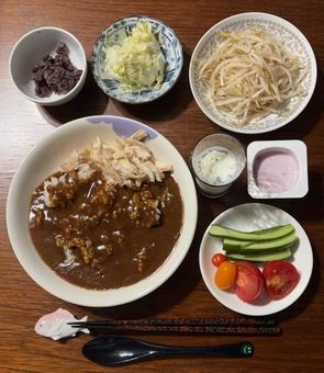 ご飯にレトルトカレーと鶏ささみなどの夕食 ご飯にレトルトカレーと鶏ささみなどの夕食の写真