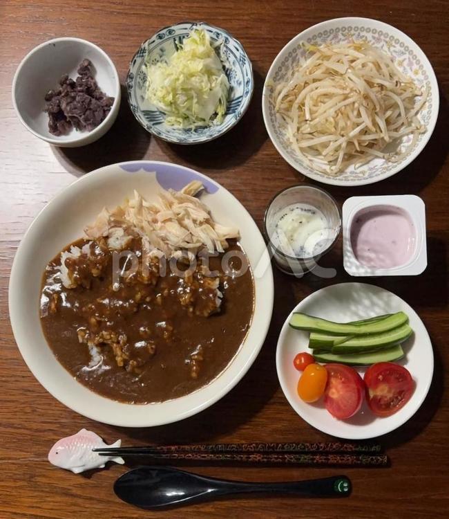 ご飯にレトルトカレーと鶏ささみなどの夕食 夕食,あきたこまち,ご飯の写真素材