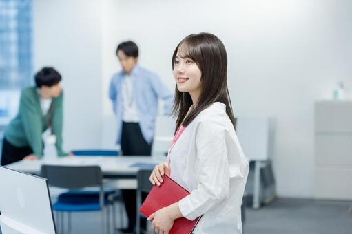 オフィスで働くビジネスウーマン ビジネスウーマン,若い女性,笑顔の写真素材