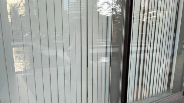 ガラスドアに映る人影、シルエットの写真