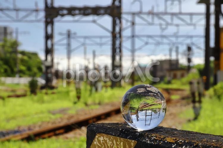 ガラス玉のある工業地帯の線路 風景,交通,鉄道の写真素材