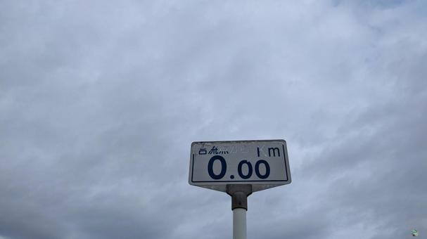 スタートライン スタートライン,キロポスト,河川敷の風景の写真素材