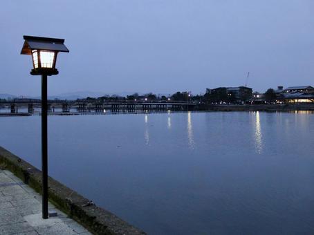 冬の渡月橋 京都,渡月橋,灯籠の写真素材