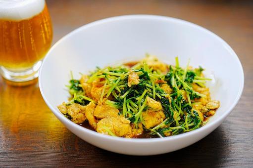 ビールと豆苗の炒め物 ビールと豆苗の炒め物 食事,食卓,晩酌の写真素材