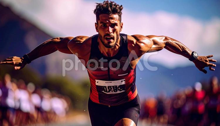 トライアスロン　ゴールテープを切る選手 フィニッシュ,中距離,短距離の写真素材