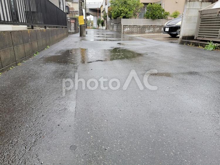 雨の日の午後 雨,道路,水たまりの写真素材