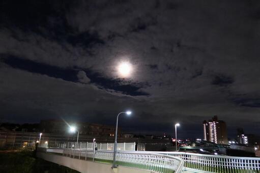 曇り空を月が照らす１ 夜,月,曇りの写真素材