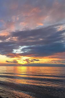 夕焼けのグラデーションと穏やかな湖 夕焼けのグラデーションと穏やかな湖 夕焼け,空,雲の写真素材