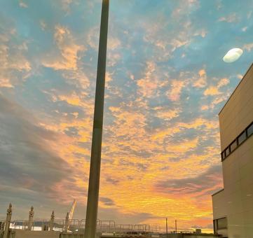 オレンジ色に染まる夕焼け空 オレンジ色に染まる夕焼け空の写真