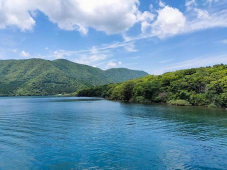 芦ノ湖にて箱根海賊船から西岸を眺める 芦ノ湖にて箱根海賊船から西岸を眺める 箱根海賊船,遊覧船,芦ノ湖の写真素材