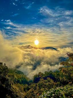 焼岳登山道からの日の出 焼岳登山道からの日の出 焼岳,日の出,北アルプスの写真素材