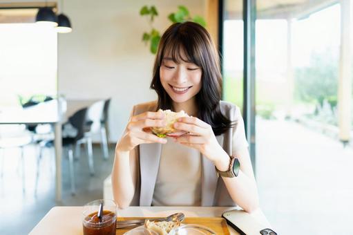 カフェでランチを食べる笑顔の女性 女性,ランチ,食事の写真素材