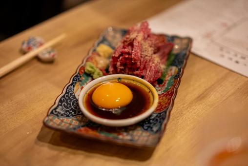 濃厚卵黄といただく絶品肉料理 肉料理,牛肉,生肉の写真素材