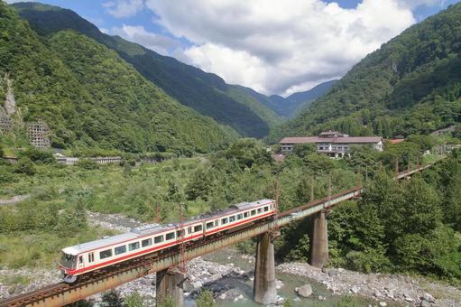 真川橋梁を渡る地鉄16010型車両 真川橋梁を渡る地鉄16010型車両 富山地方鉄道,富山地鉄,地鉄の写真素材