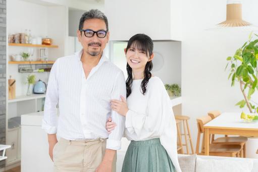 リビングでくつろぐミドルの夫婦 リビングでくつろぐミドルの夫婦 夫婦,家族,ミドルの写真素材