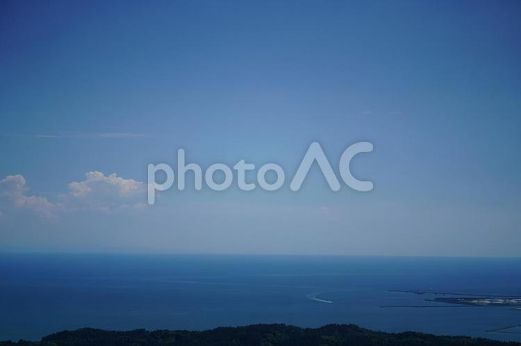 夏の青空と海の景色（船あり） 夏,青空,海の写真素材