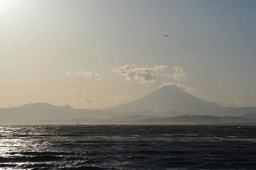 湘南の海と富士山と波間に見える烏帽子岩 湘南の海と富士山と波間に見える烏帽子岩 湘南,海,波の写真素材
