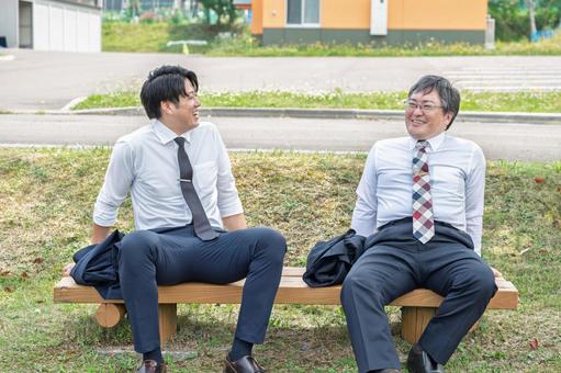笑顔で会話するビジネスマン達 笑顔で会話するビジネスマン達 ビジネスマン,スーツ,ネクタイの写真素材