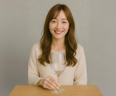 ナチュラルな雰囲気の女性とグラス ナチュラルな雰囲気の女性とグラスの写真
