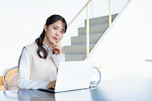 パソコン仕事をする女性 女性,ノートパソコン,パソコンの写真素材