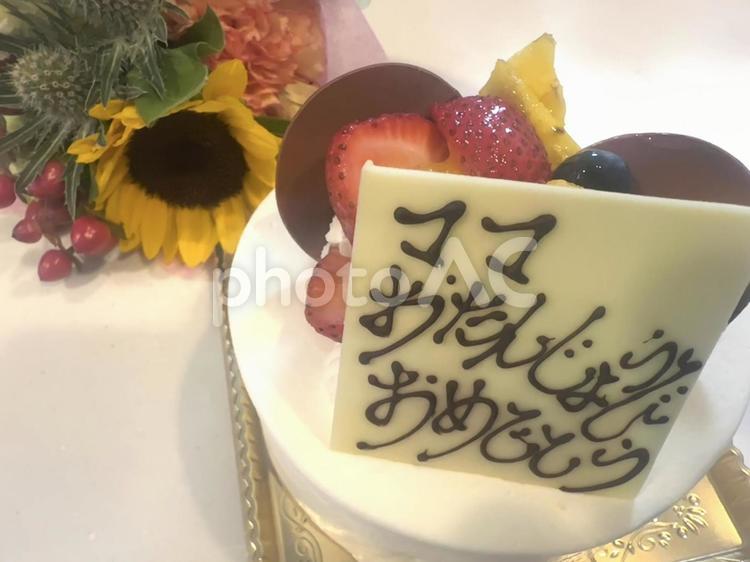 ケーキと花束の誕生日プレゼント ケーキ,美味しい,ひまわりの写真素材