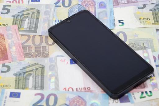 ユーロ スマホ ユーロ スマホ ユーロ,スマホ,紙幣の写真素材