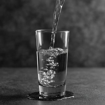 グラスに注がれる清らかな水 グラスに注がれる清らかな水の写真