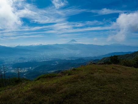 小楢山山頂から甲府盆地と富士山 小楢山山頂から甲府盆地と富士山の写真