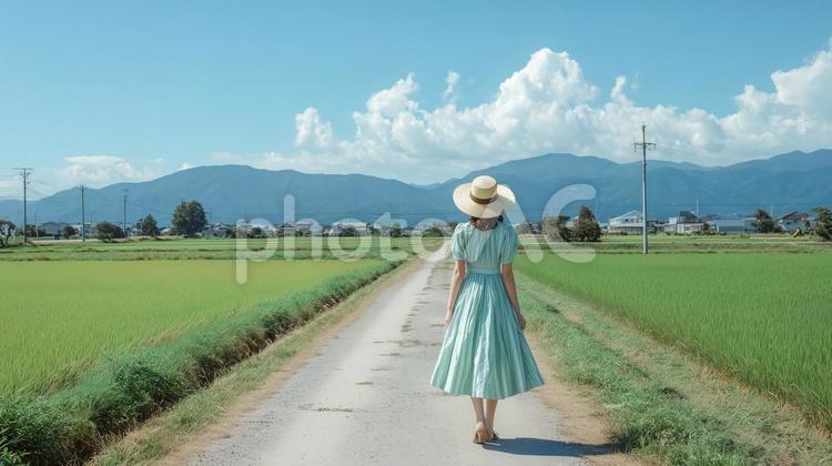 田園風景の道を歩くワンピース姿の女性 田園風景,田んぼ,美人の写真素材
